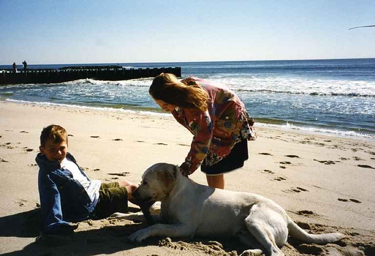 johnathanandmargarettollyplayingwithwinstononthebeachinseagirt.jpg